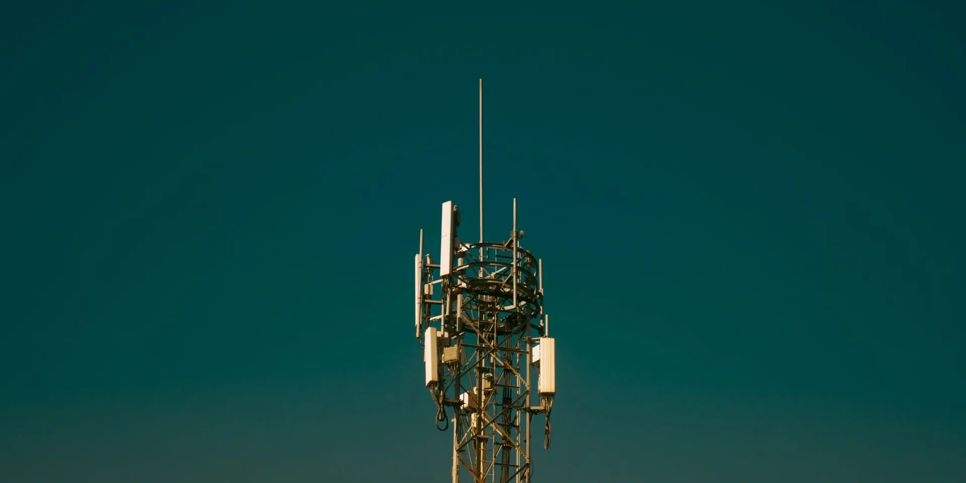 AT&T Fortalece la Conectividad en Mecca con Nueva Torre de Señal